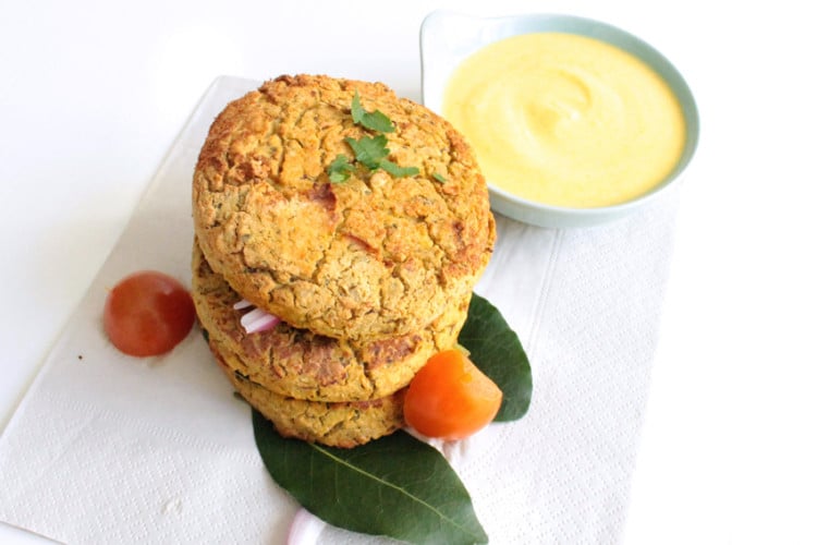 Burgers di ceci con salsa alla curcuma