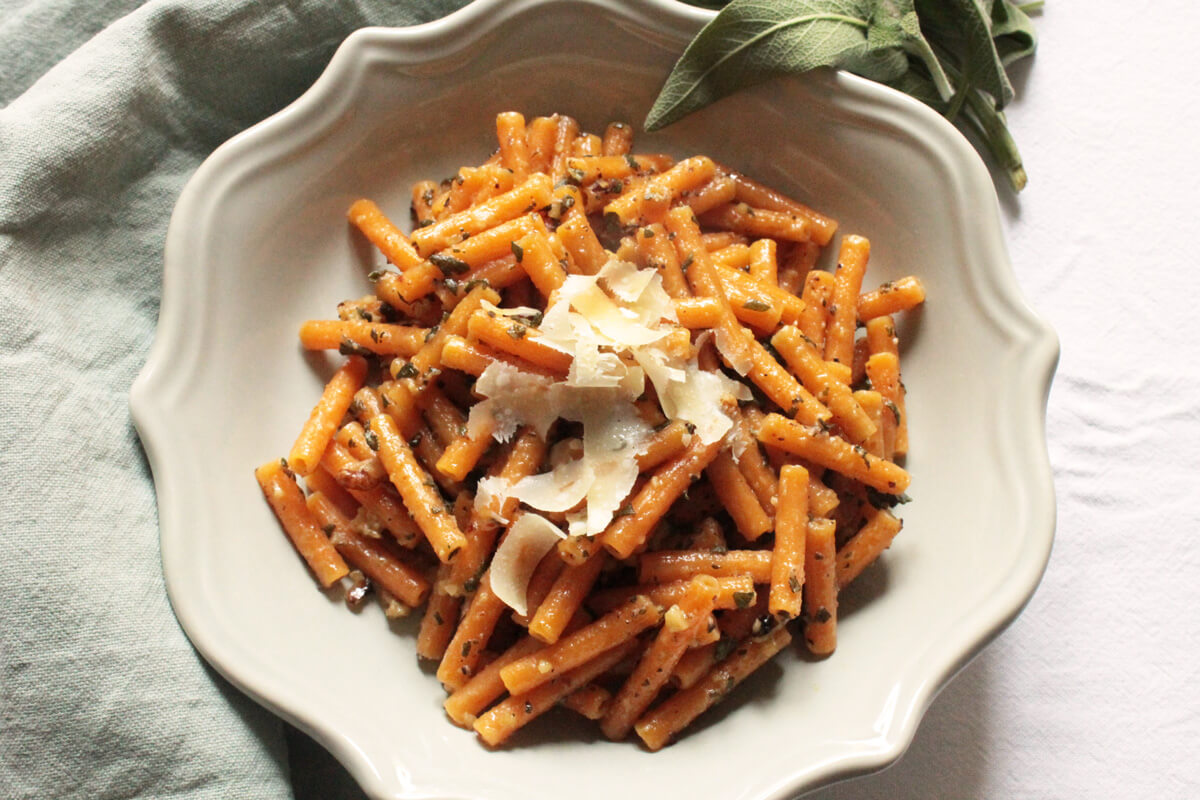 pasta di lenticchie rosse e pesto di salvia