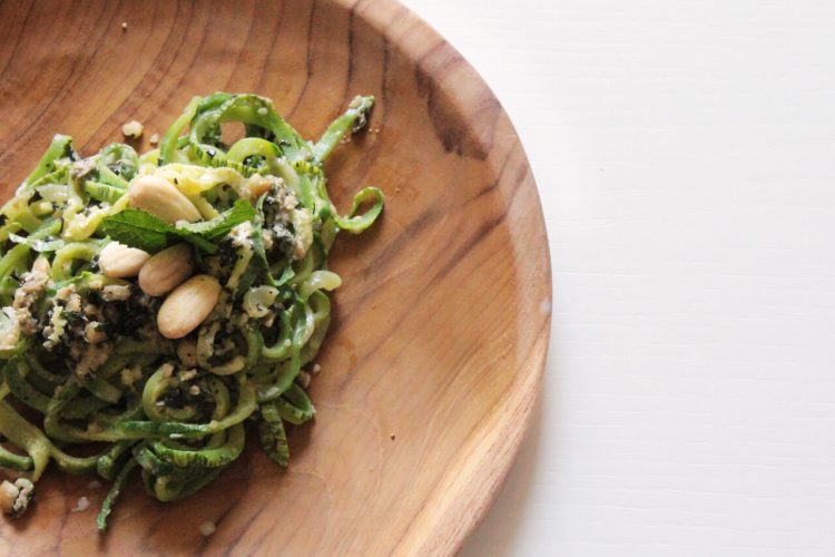 Spaghetti di zucchine con pesto di menta, basilico e mandorle