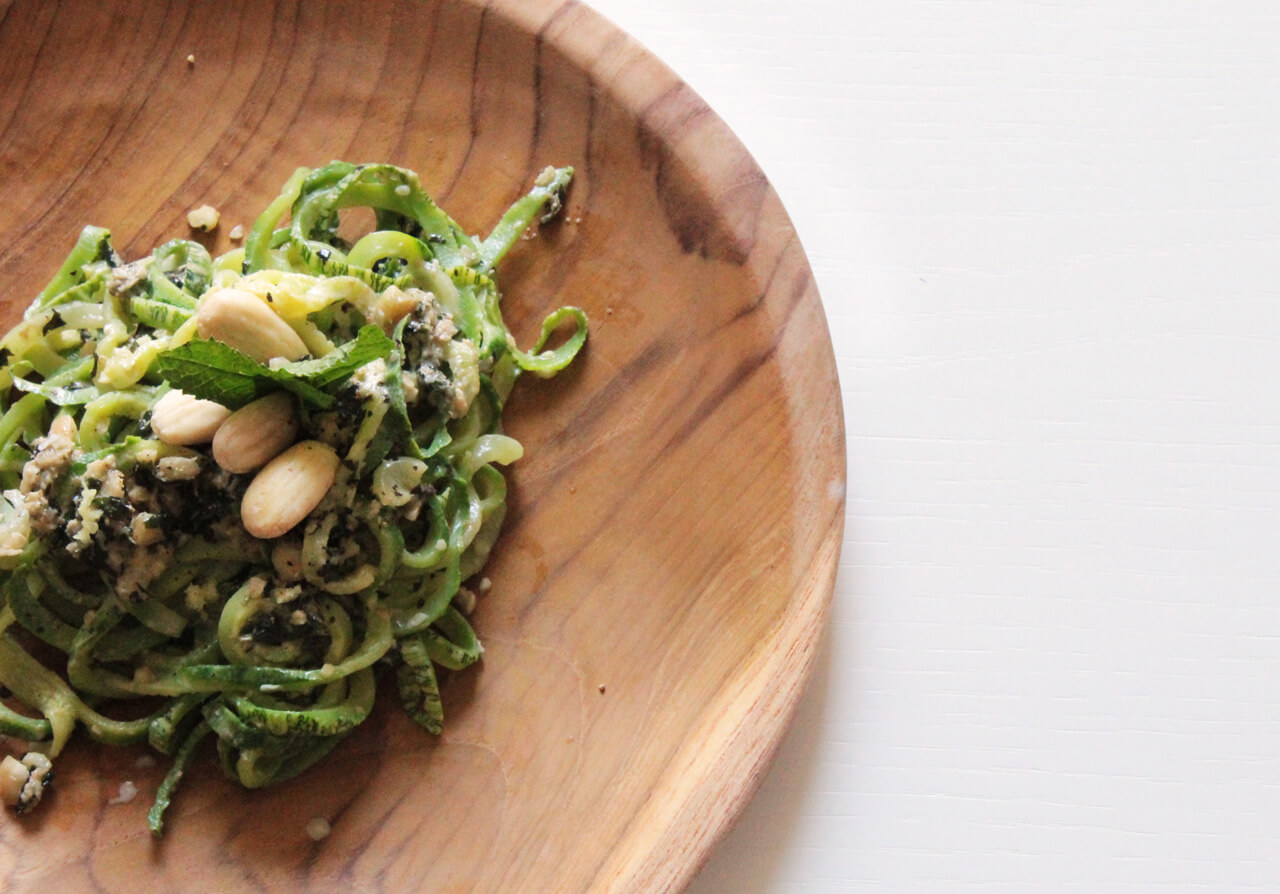 Spaghetti di zucchine con pesto di menta, basilico e mandorle