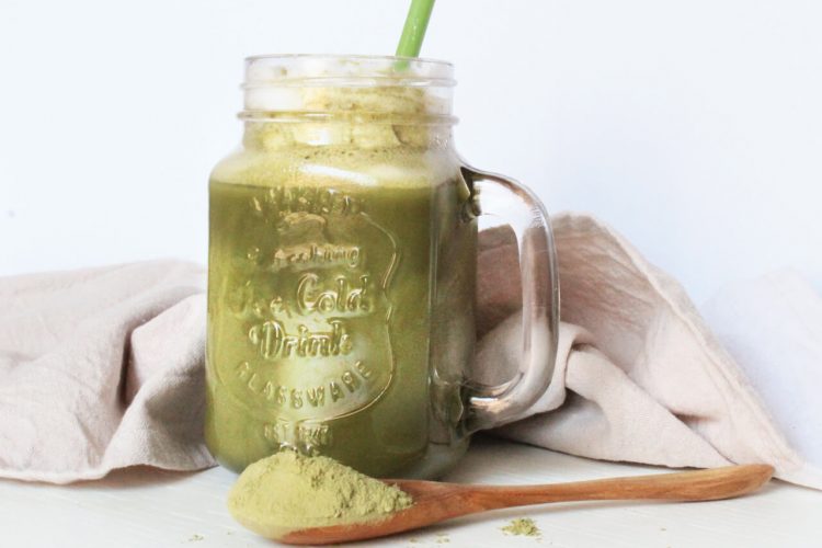 Latte di cocco con tè matcha e ghiaccio