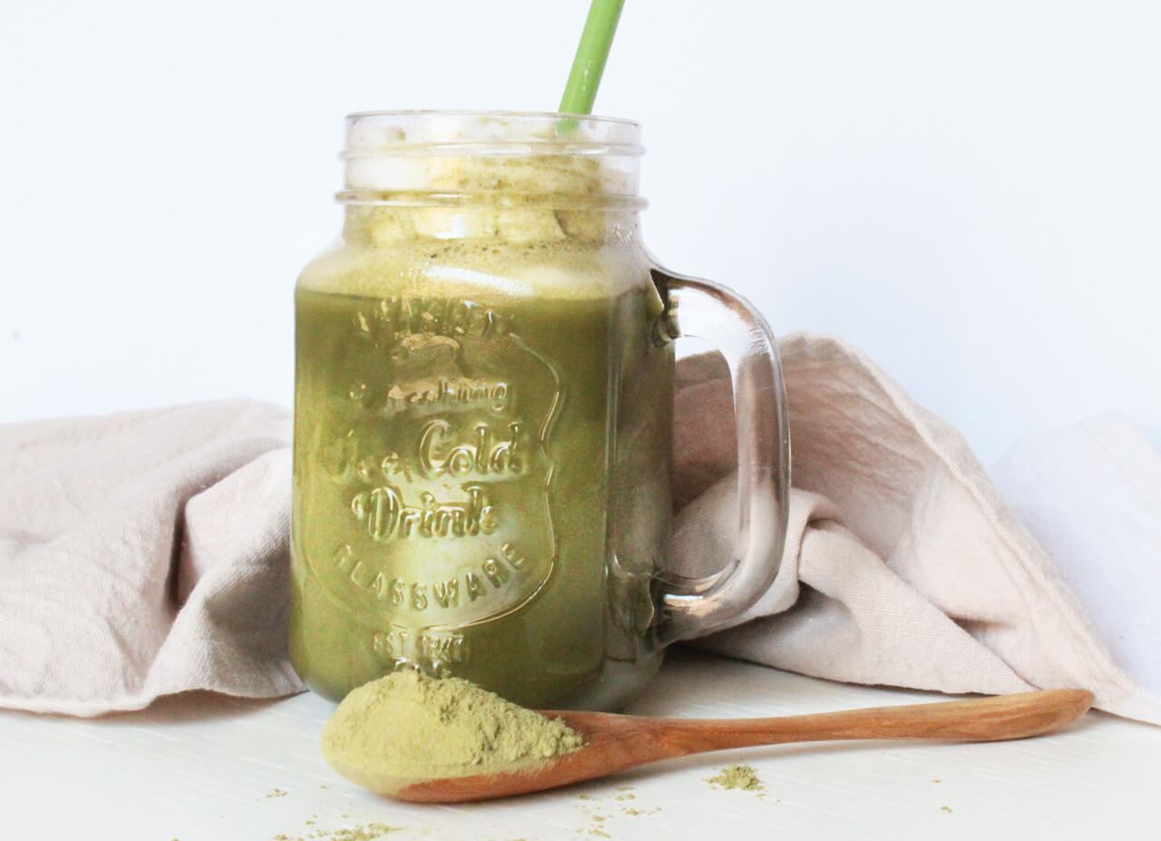 latte di cocco con tè matcha e ghiaccio