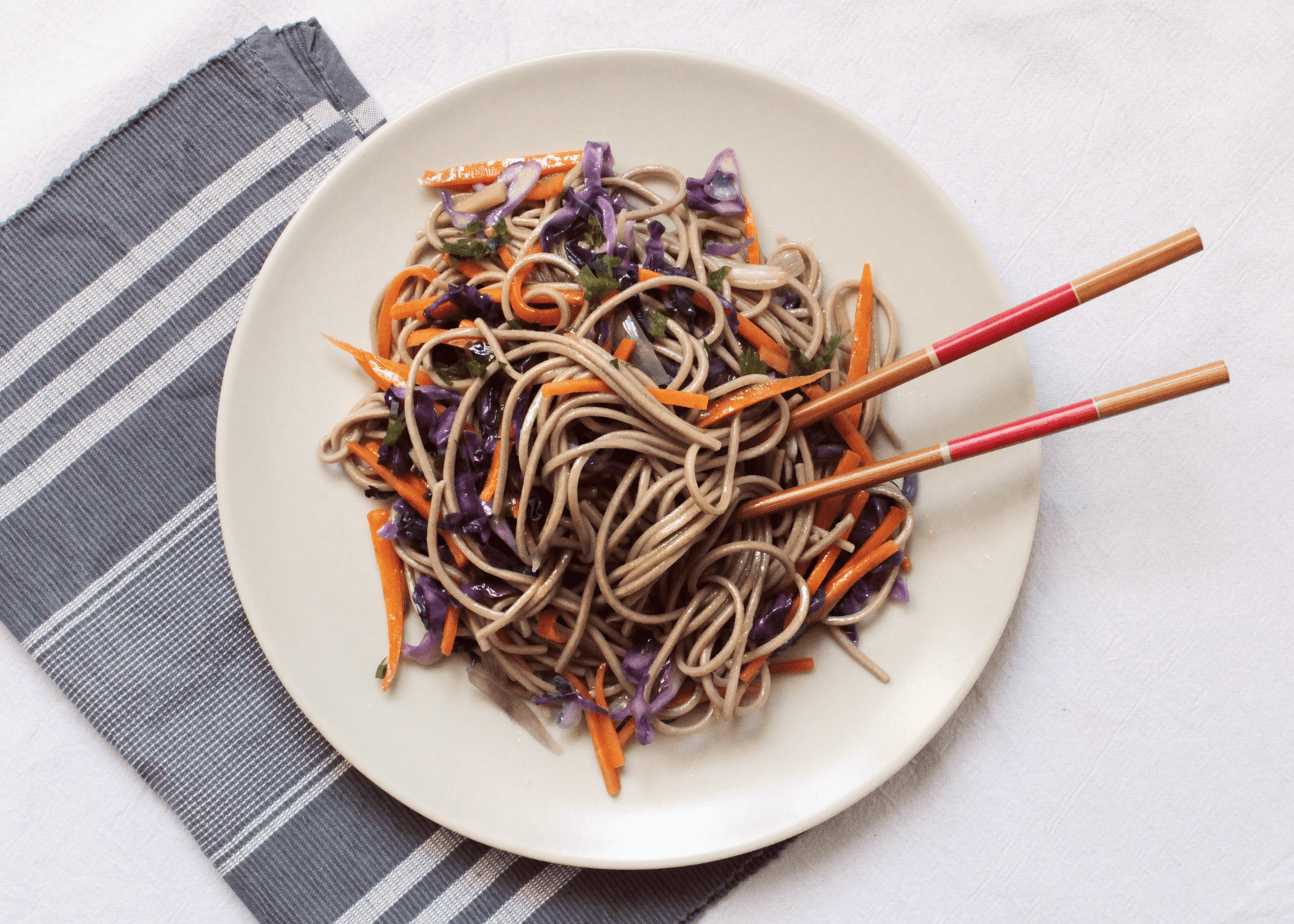 Soba noodles con cavolo rosso e carote