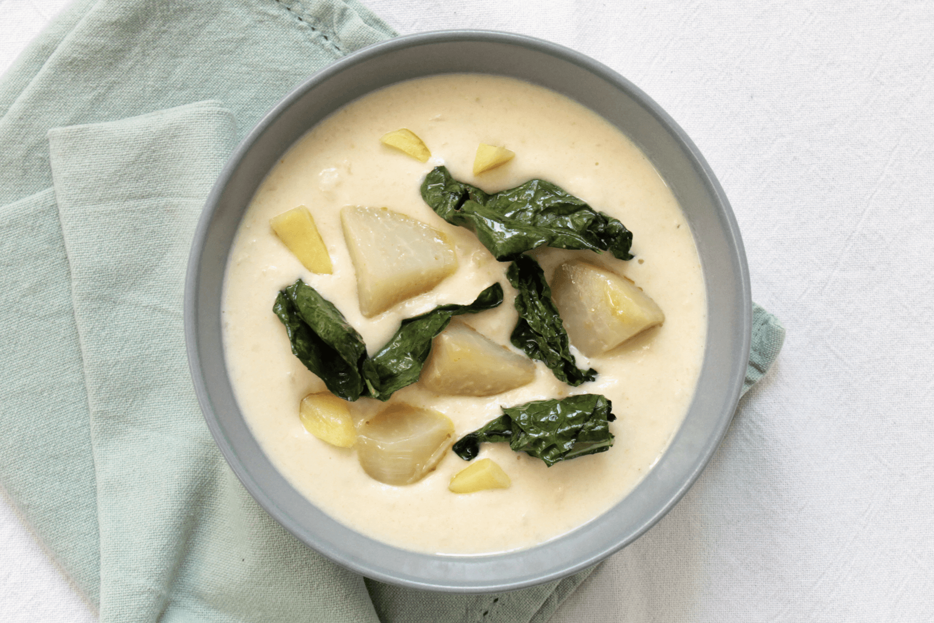 vellutata di cavolo rapa con cavolo nero e zenzero