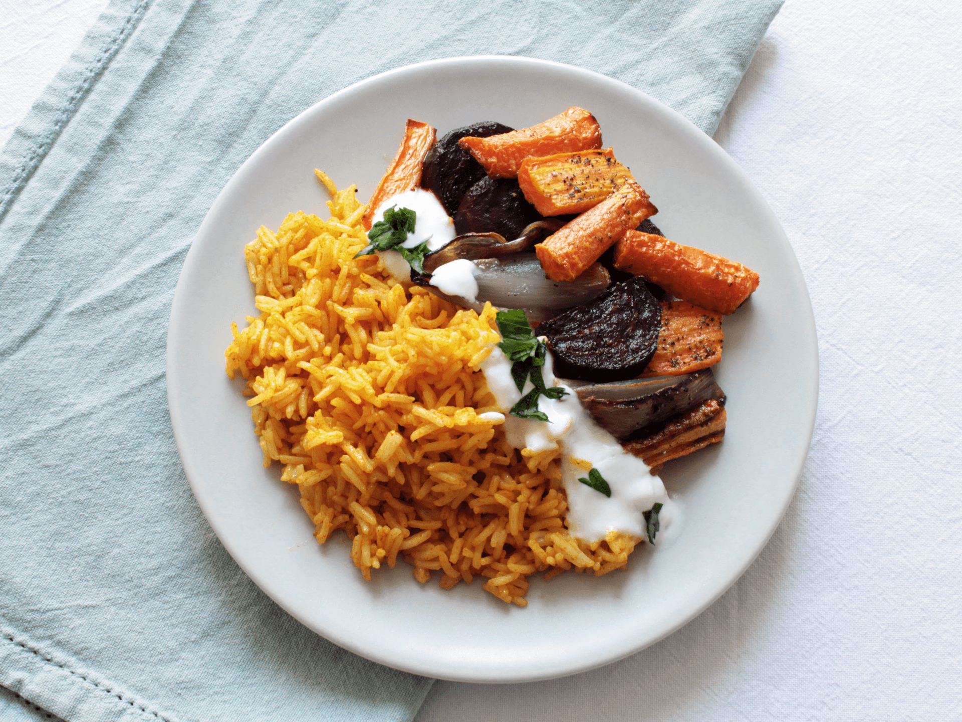 Riso alla curcuma con barbabietole, scalogni e carote