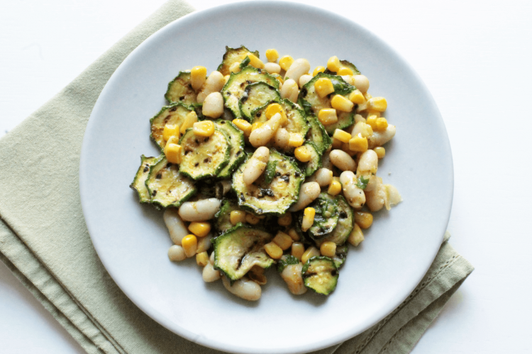 Insalata di zucchine, mais e cannellini