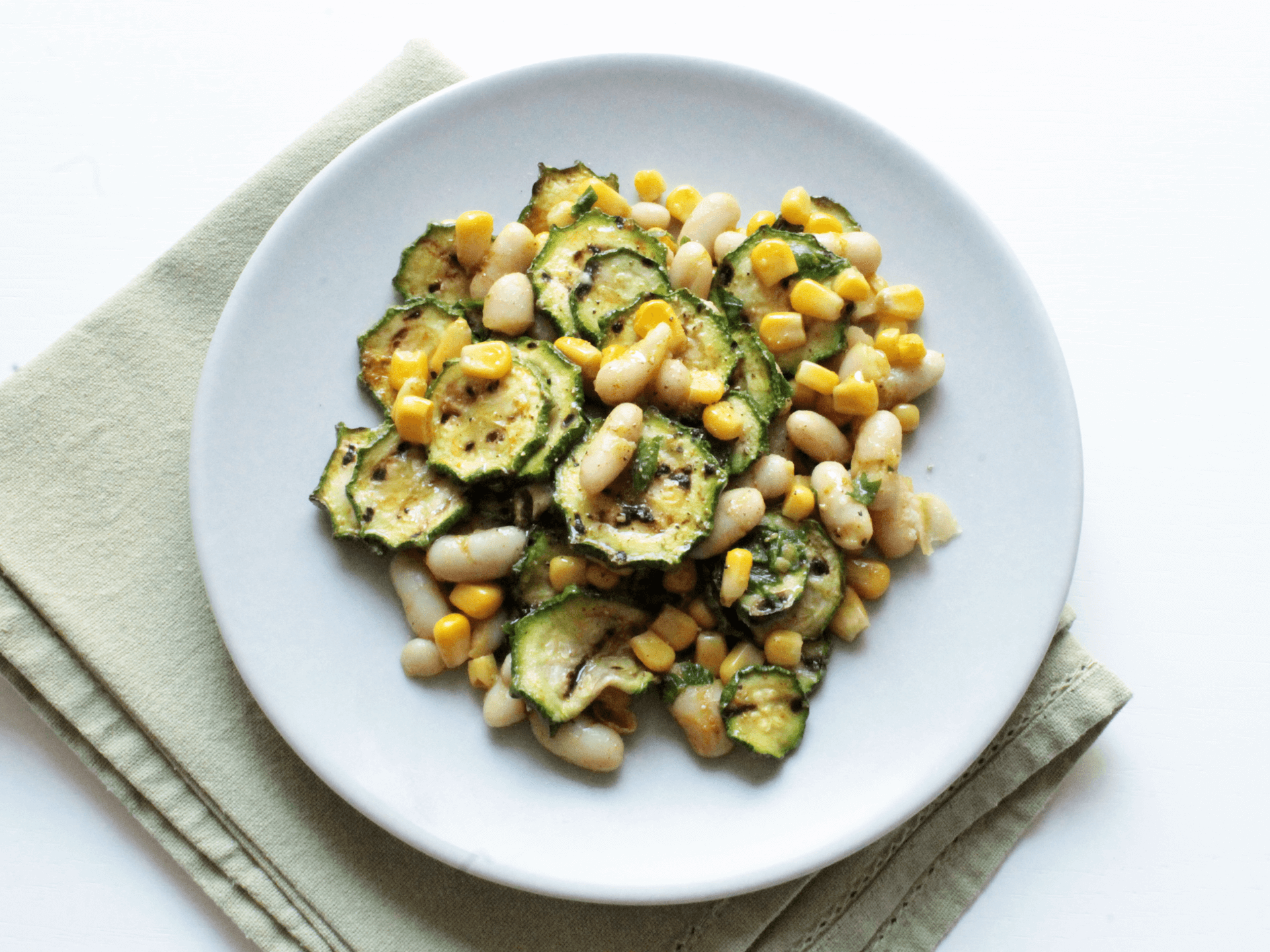 Insalata di zucchine, mais e cannellini