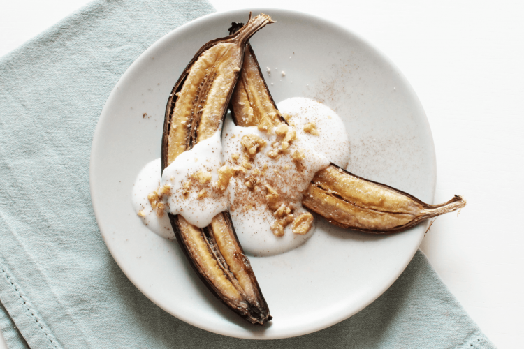 Banane al forno con yogurt e noci