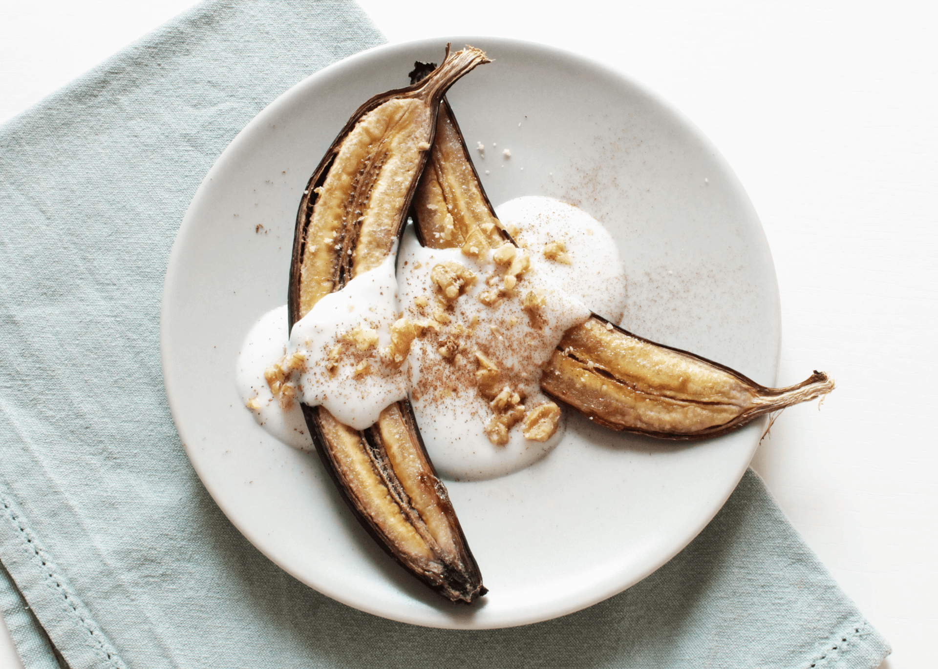 Banane al forno con yogurt e noci