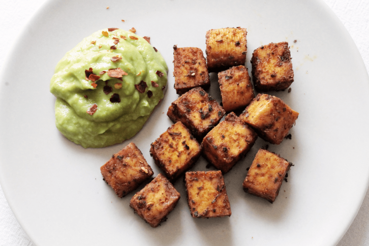 Tofu al forno con spezie e salsa di avocado