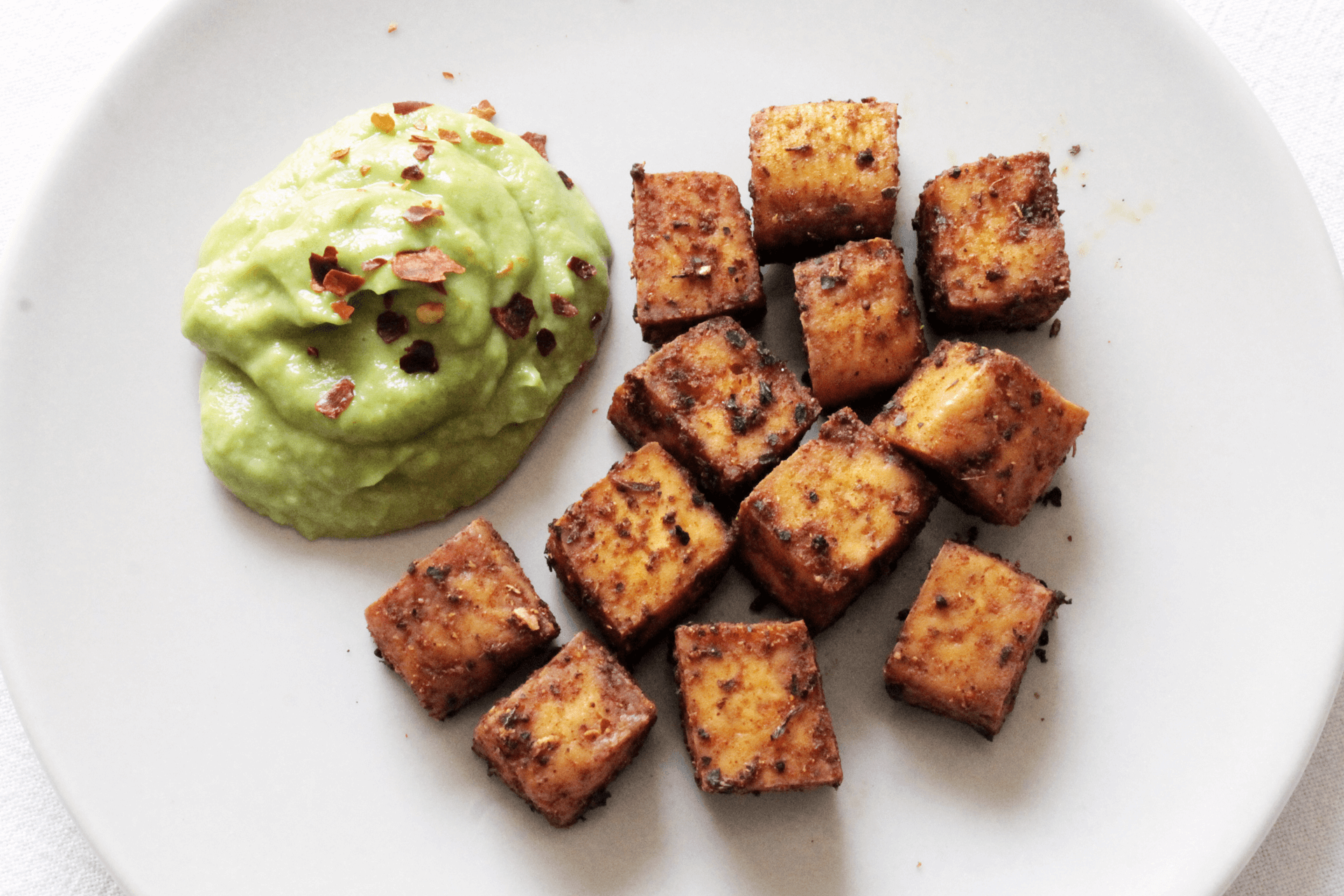 Tofu al forno con spezie e salsa di avocado