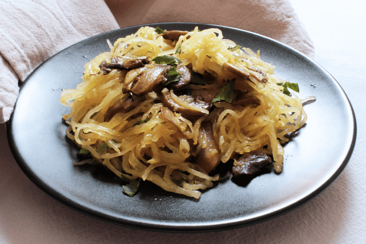 Zucca spaghetti squash con funghi