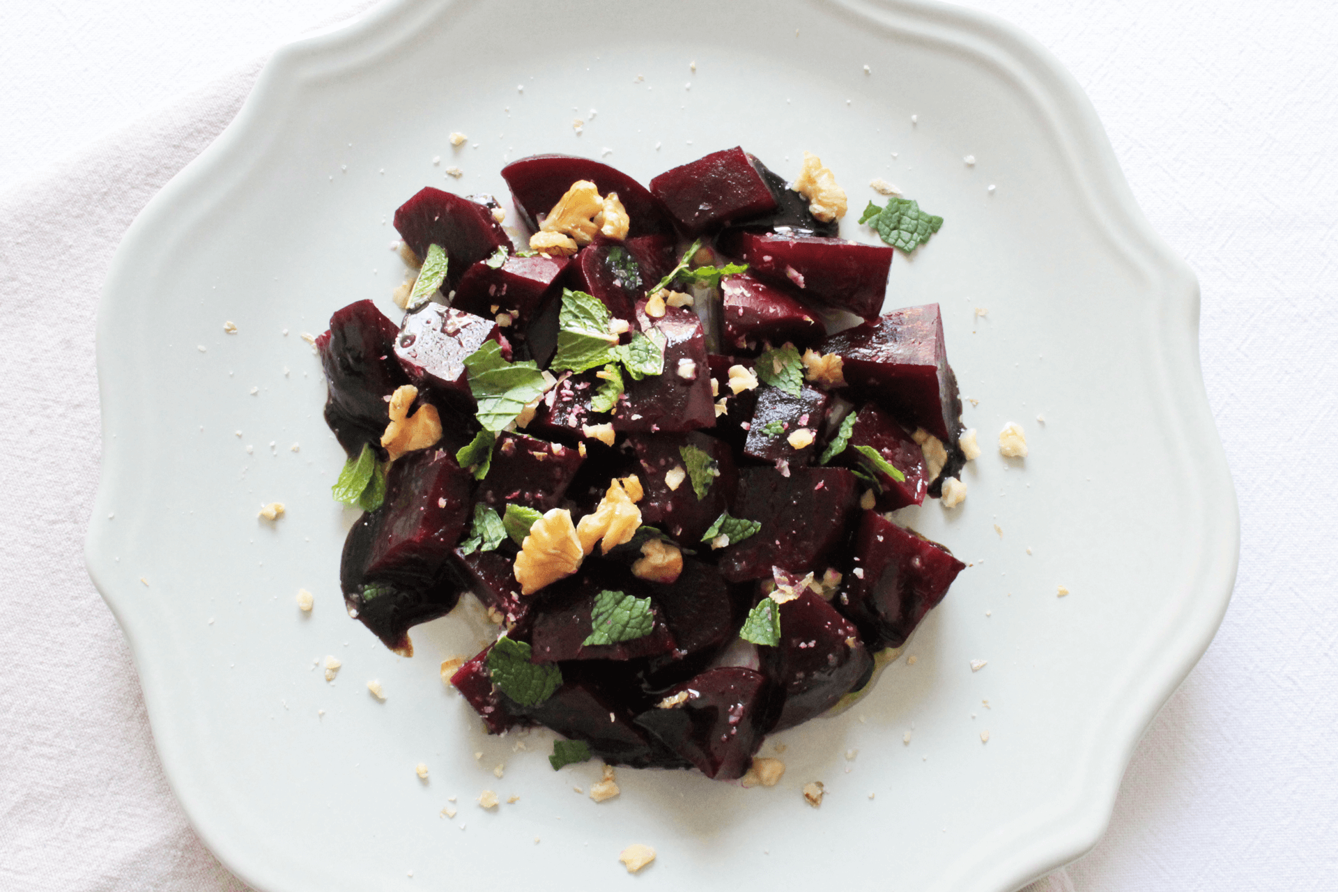 Barbabietola rossa con aceto balsamico, menta e noci