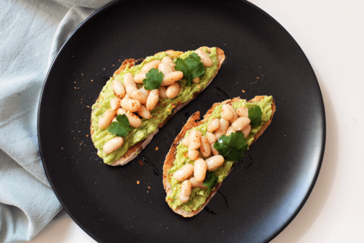 Toast di avocado e fagioli cannellini