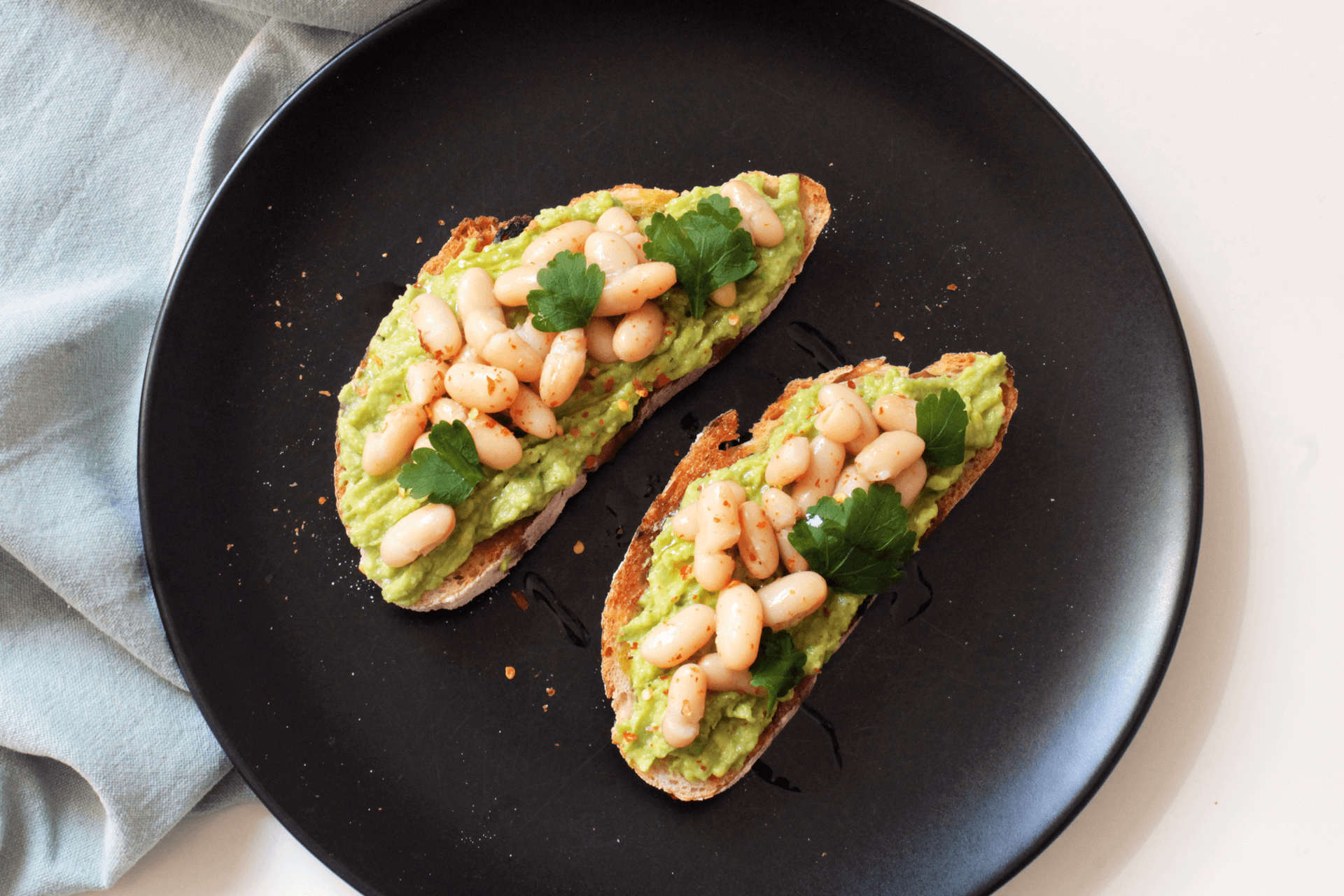 Toast di avocado con fagioli cannellini
