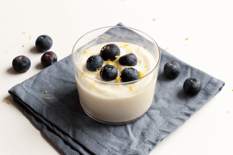 Crema dolce di tofu con limone e mirtilli