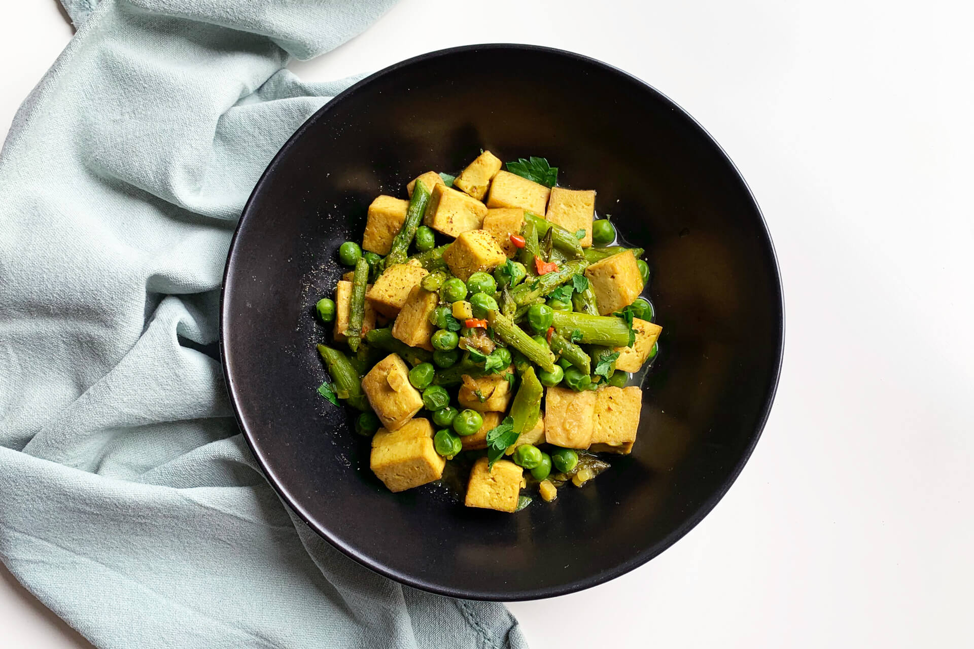 Curry primaverile con tofu asparagi e piselli