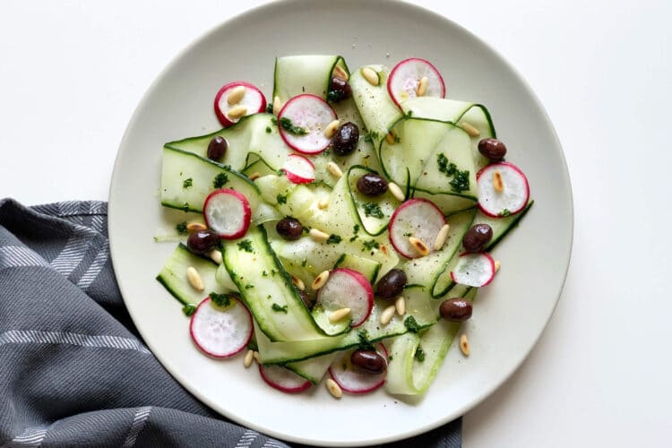 Insalata di cetrioli con ravanelli, olive e pinoli