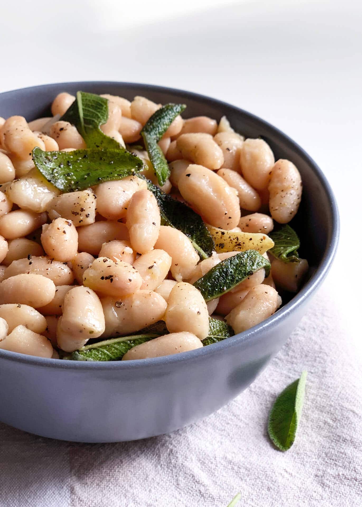 Fagioli cannellini, olio e salvia