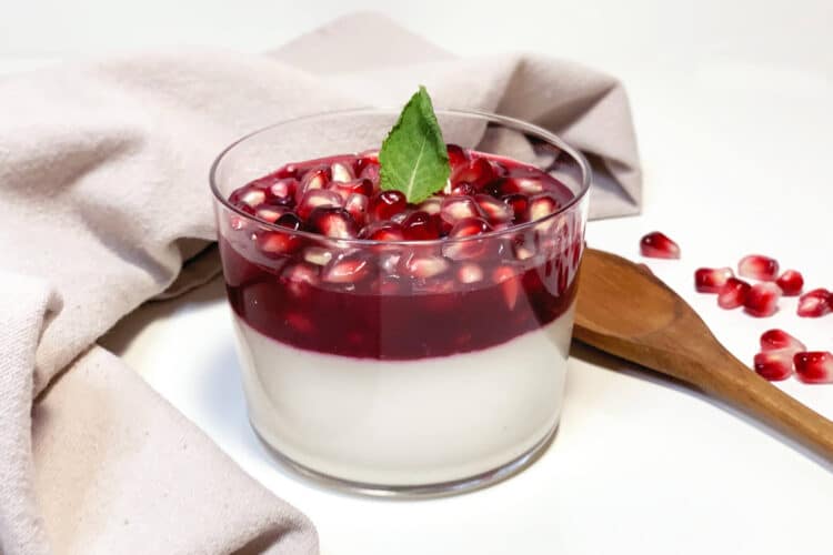 Panna cotta vegan con coulis di melagrana