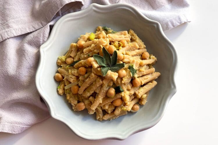 Pasta con crema di ceci, porro e salvia