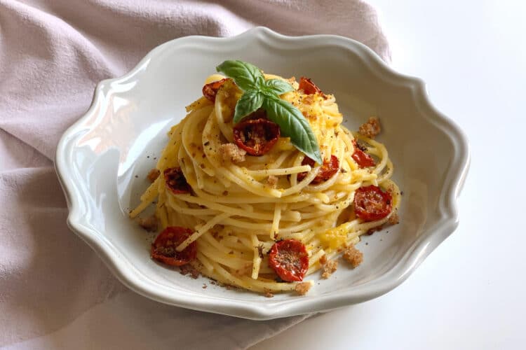 Spaghetti con crema di pomodorini gialli e pomodorini rossi confit