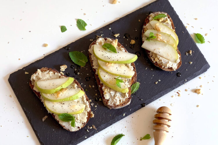 Bruschette con crema di anacardi, pere e noci