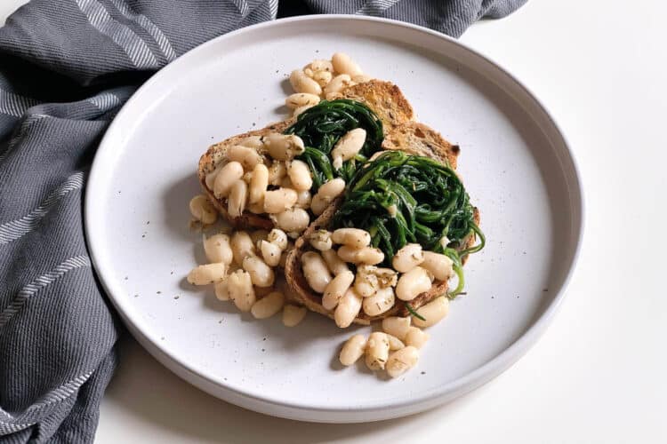 Bruschette con agretti e cannellini