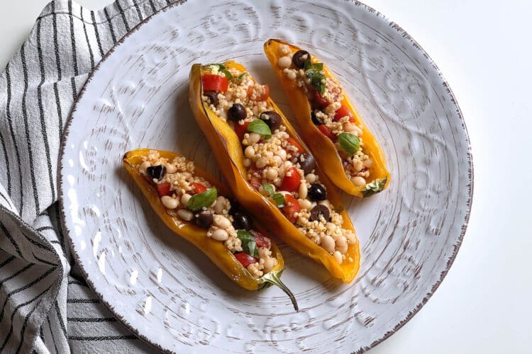 Peperoni ripieni d'insalata di miglio e fagioli