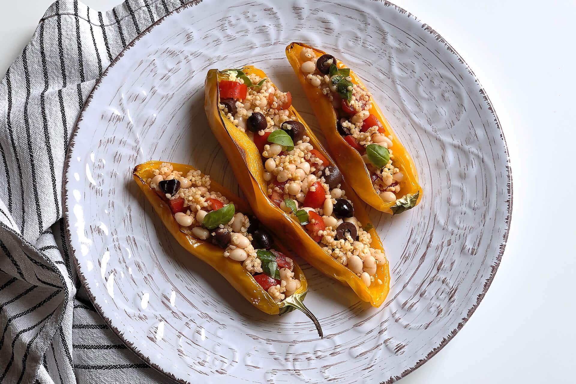 Peperoni ripieni d'insalata di miglio e fagioli