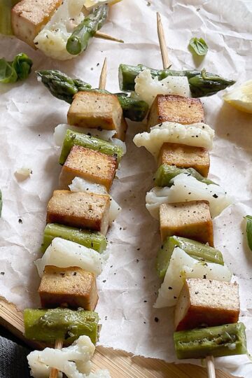 Spiedini di asparagi, cavolfiore e tofu