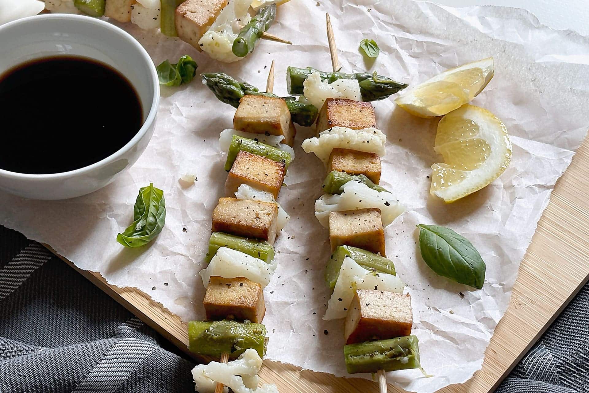 Spiedini di asparagi, cavolfiore e tofu