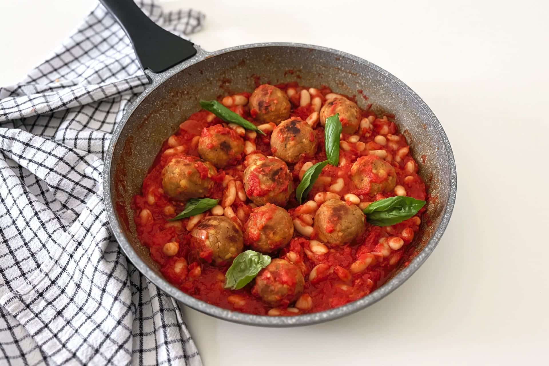 Polpette di tempeh al sugo con cannellini