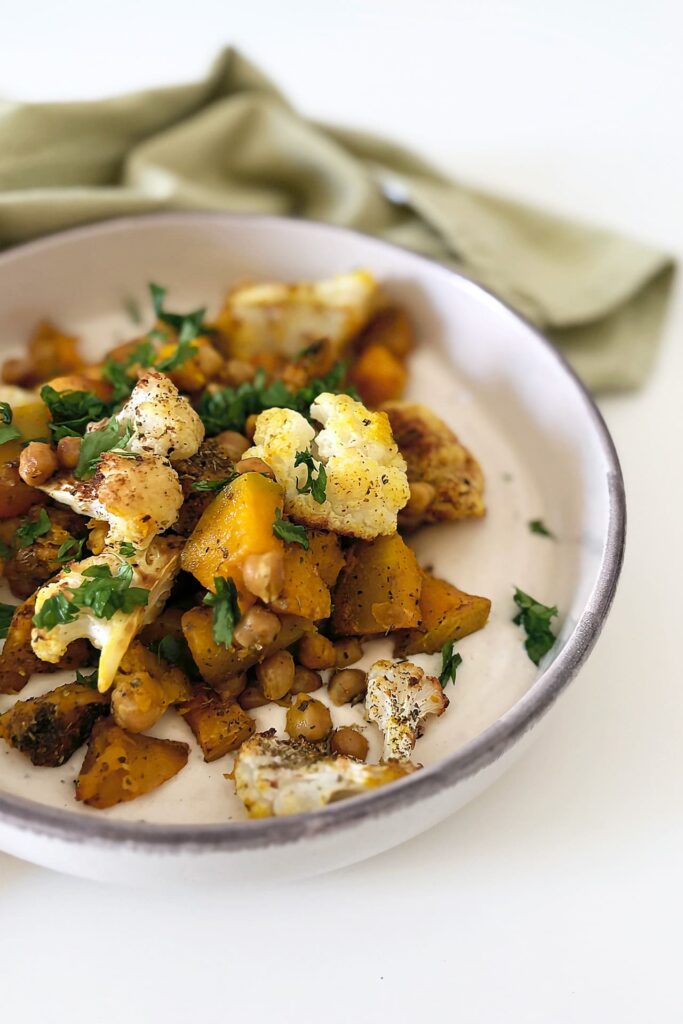 Insalata autunnale, zucca, cavolfiore, ceci e tofu