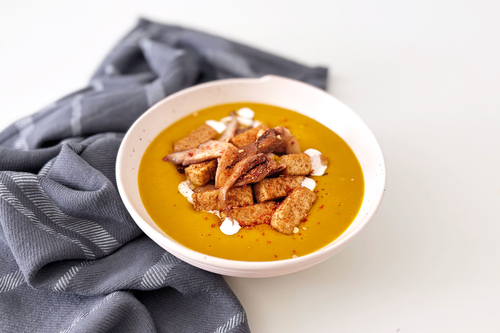 Crema di zucca con spezie, funghi e tofu
