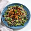 Quinoa con asparagi e tempeh croccante