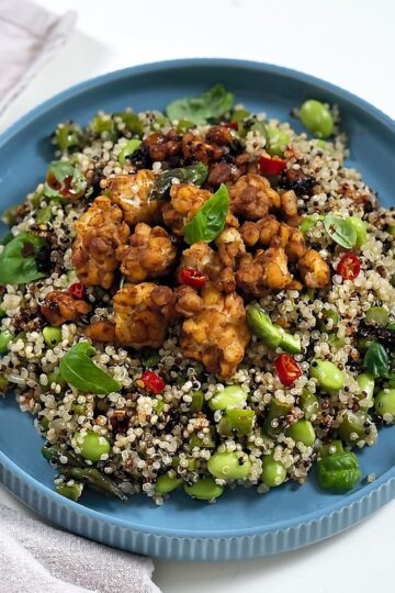 Quinoa con asparagi e tempeh croccante