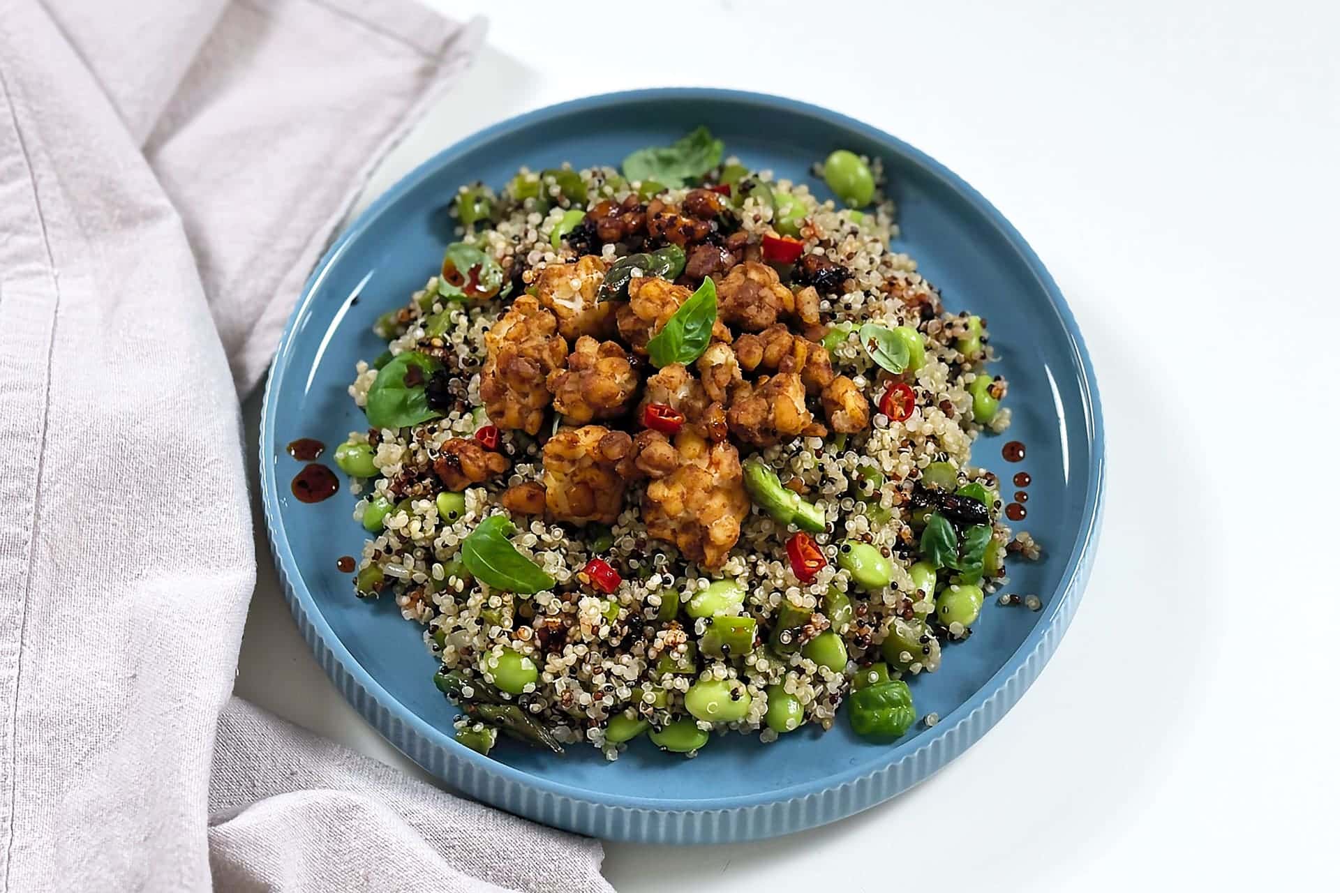 Quinoa con asparagi e tempeh croccante