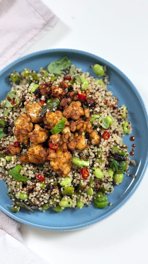 Quinoa, tempeh, asparagi e edamame