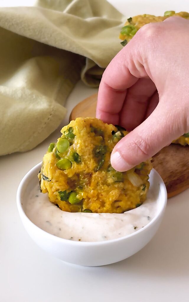 Frittelle di piselli con salsa