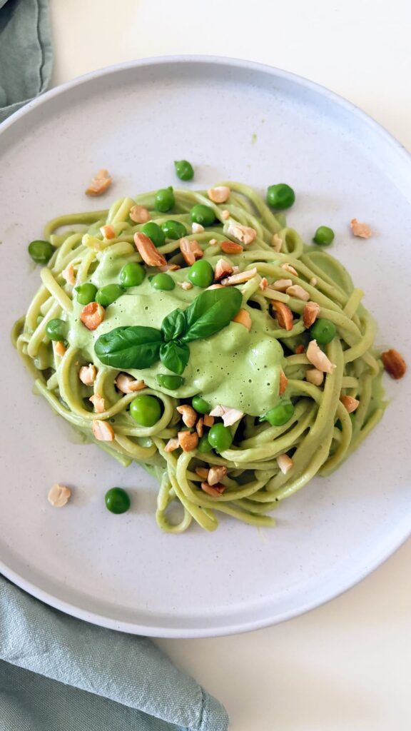 Pasta con crema di piselli e arachidi