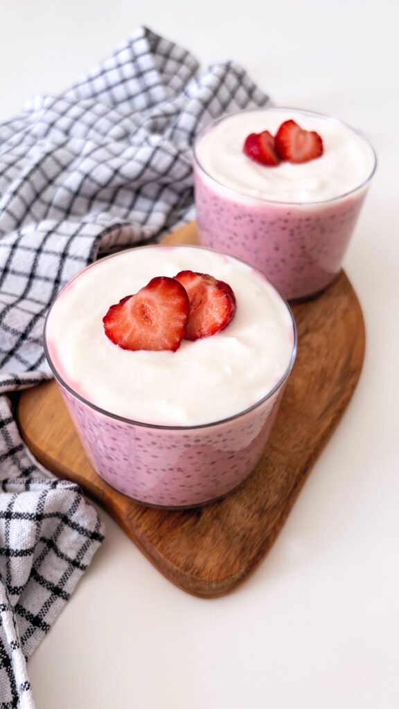 Fragole, cocco e semi di chia