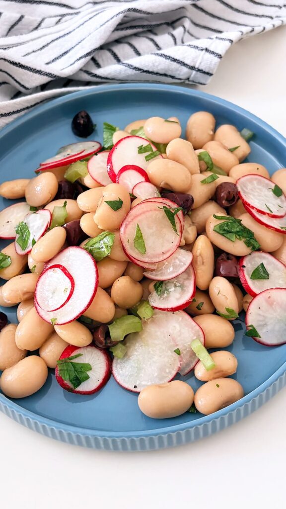 Insalata di fagioli, ravanelli, sedano e olive