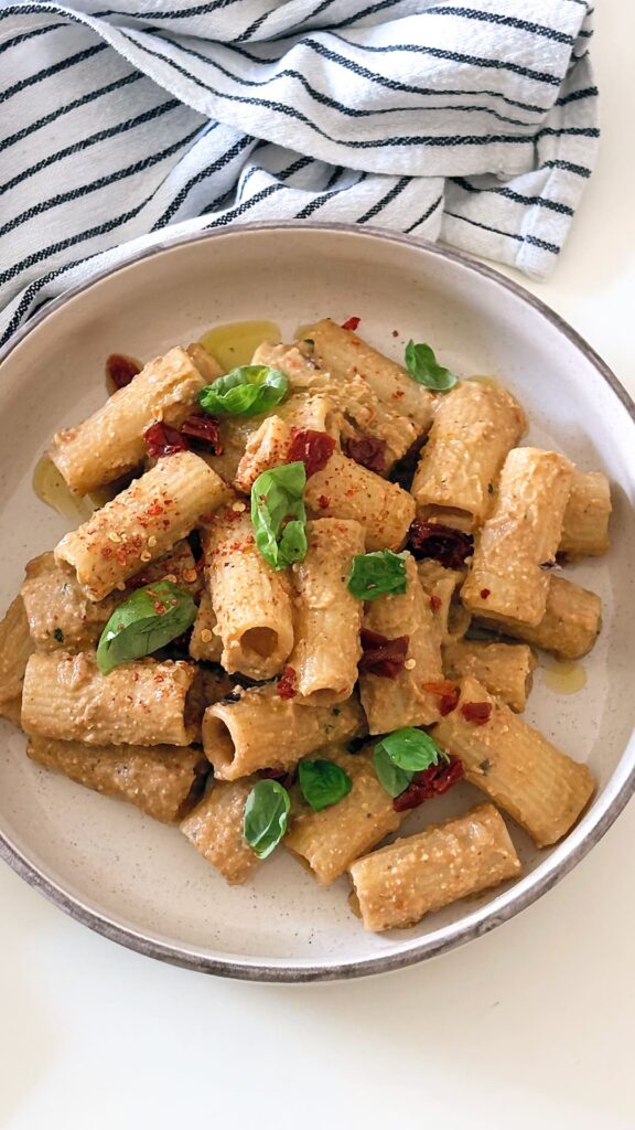 Pasta con pomodori secchi, fagioli e tofu