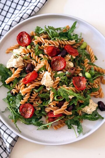Pasta di legumi con tofu e pomodorini