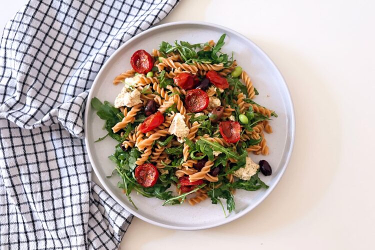 Pasta di legumi con tofu e pomodorini