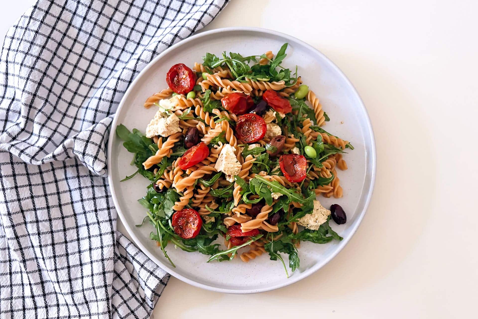 Pasta di legumi con tofu e pomodorini