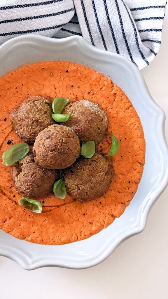 Polpette vegetali con sugo crudo