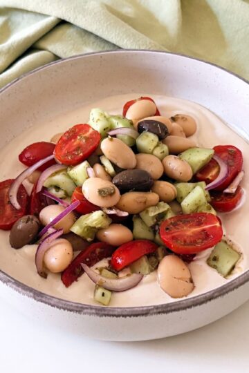 Insalata di fagioli in stile greco