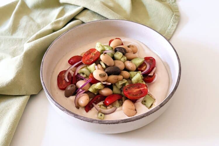 Insalata di fagioli in stile greco